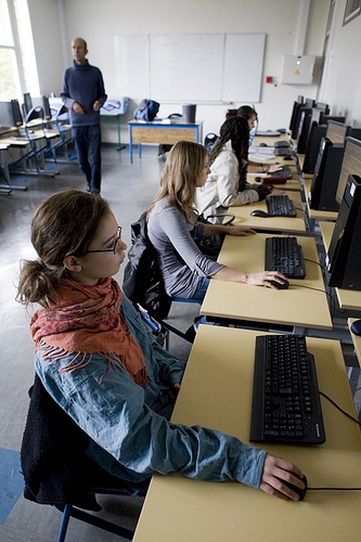 Un professeur et ses élèves en salle informatique